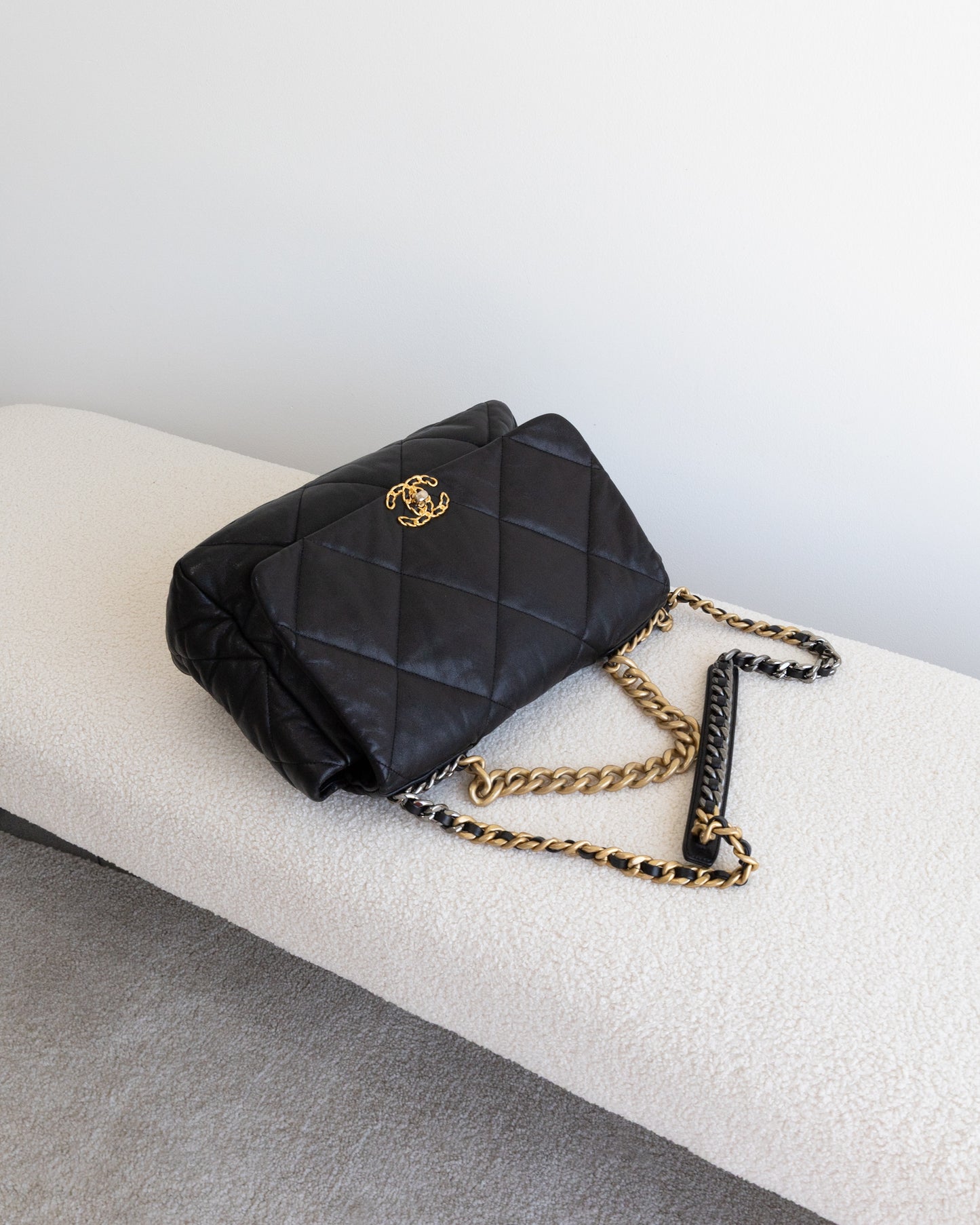 CHANEL 19 Maxi