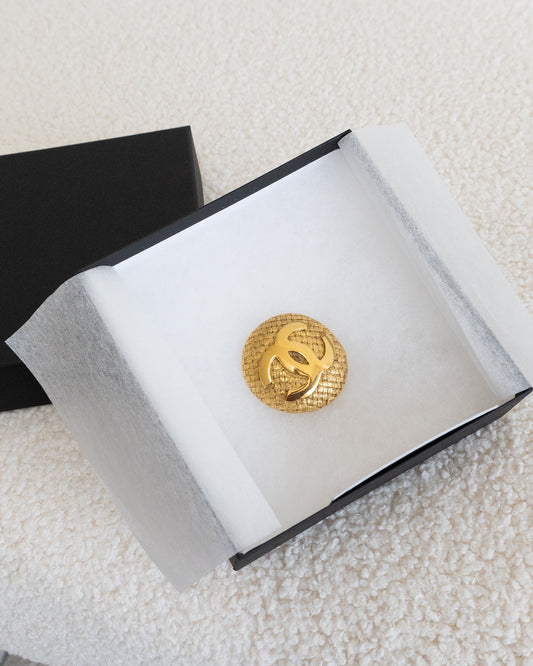 CHANEL CC Round Brooch