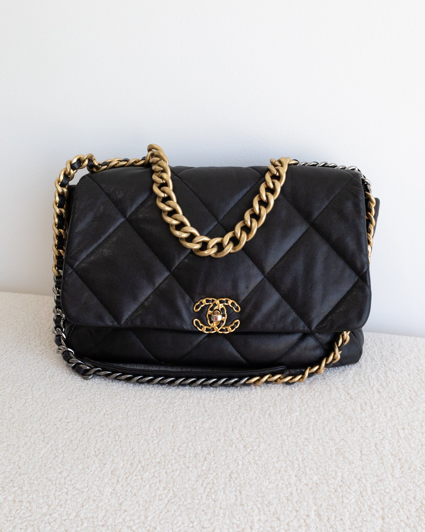 CHANEL 19 Maxi