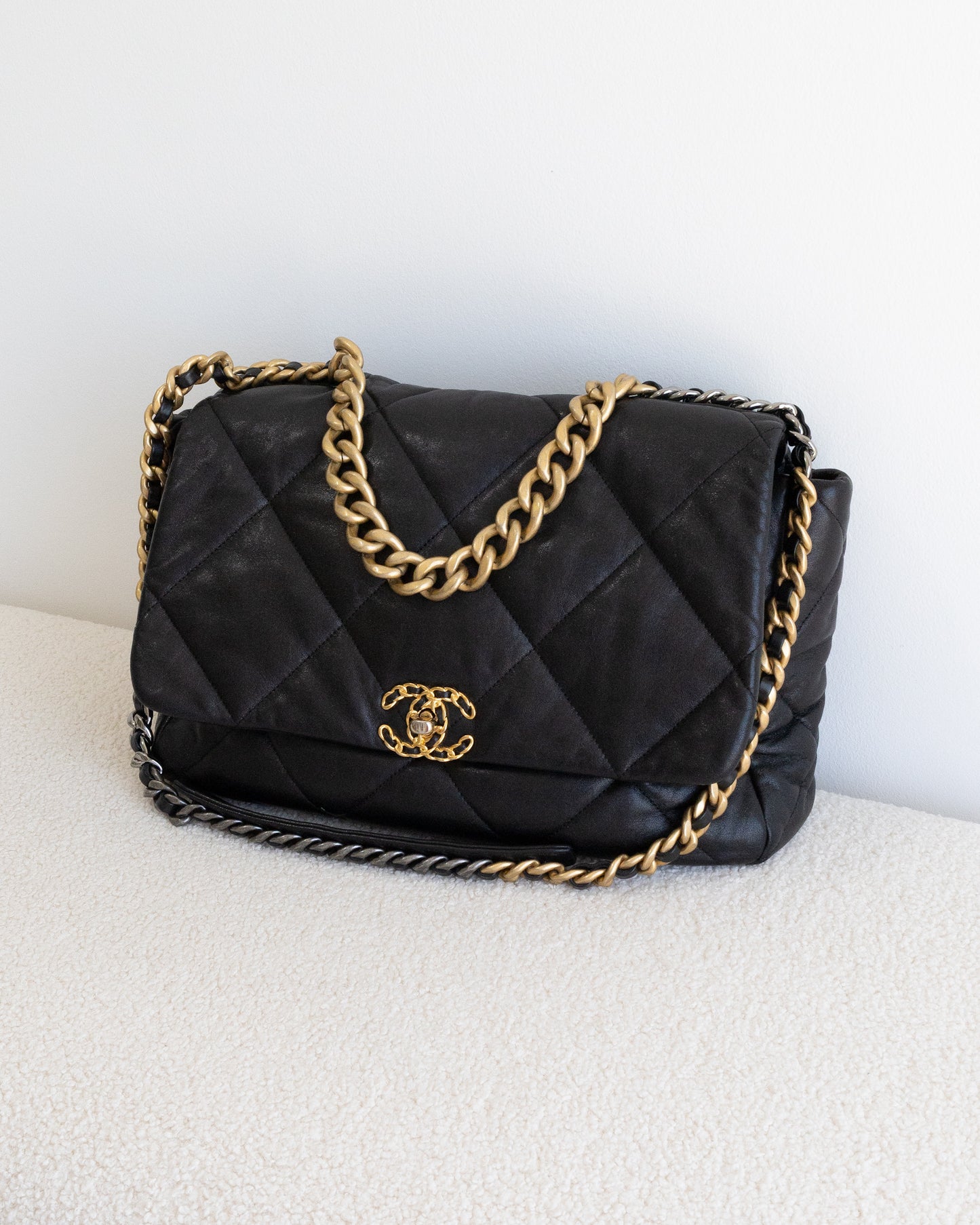 CHANEL 19 Maxi