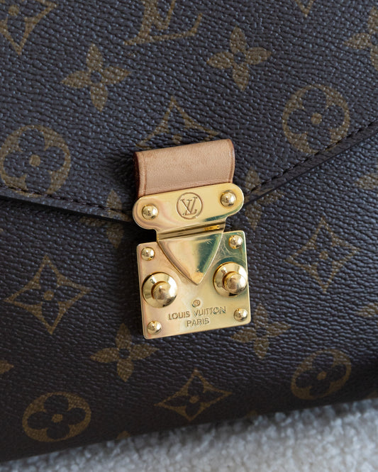 LOUIS VUITTON Pochette Metis