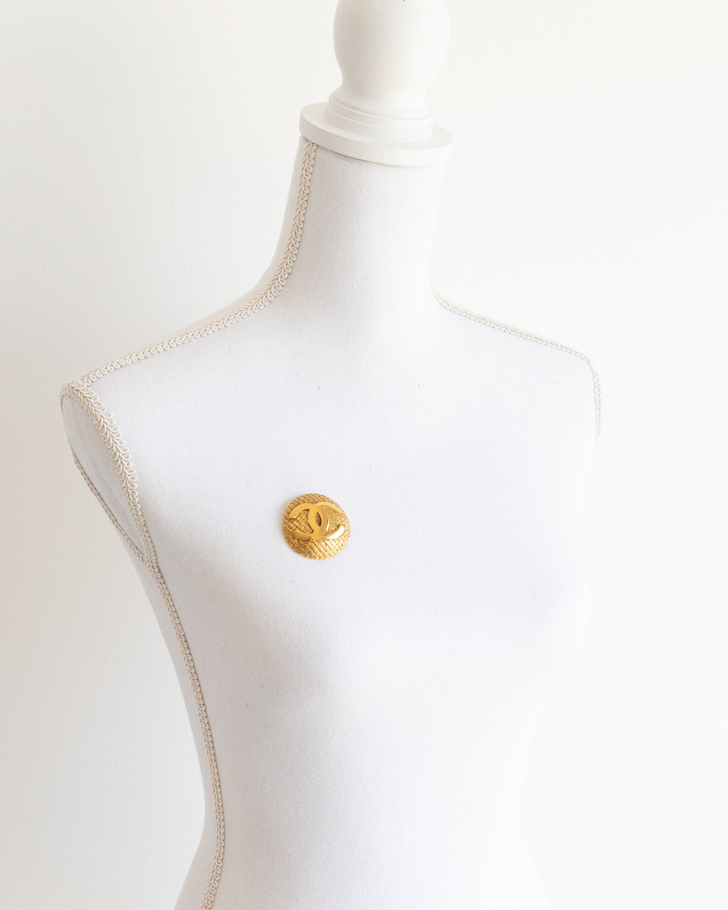 CHANEL CC Round Brooch