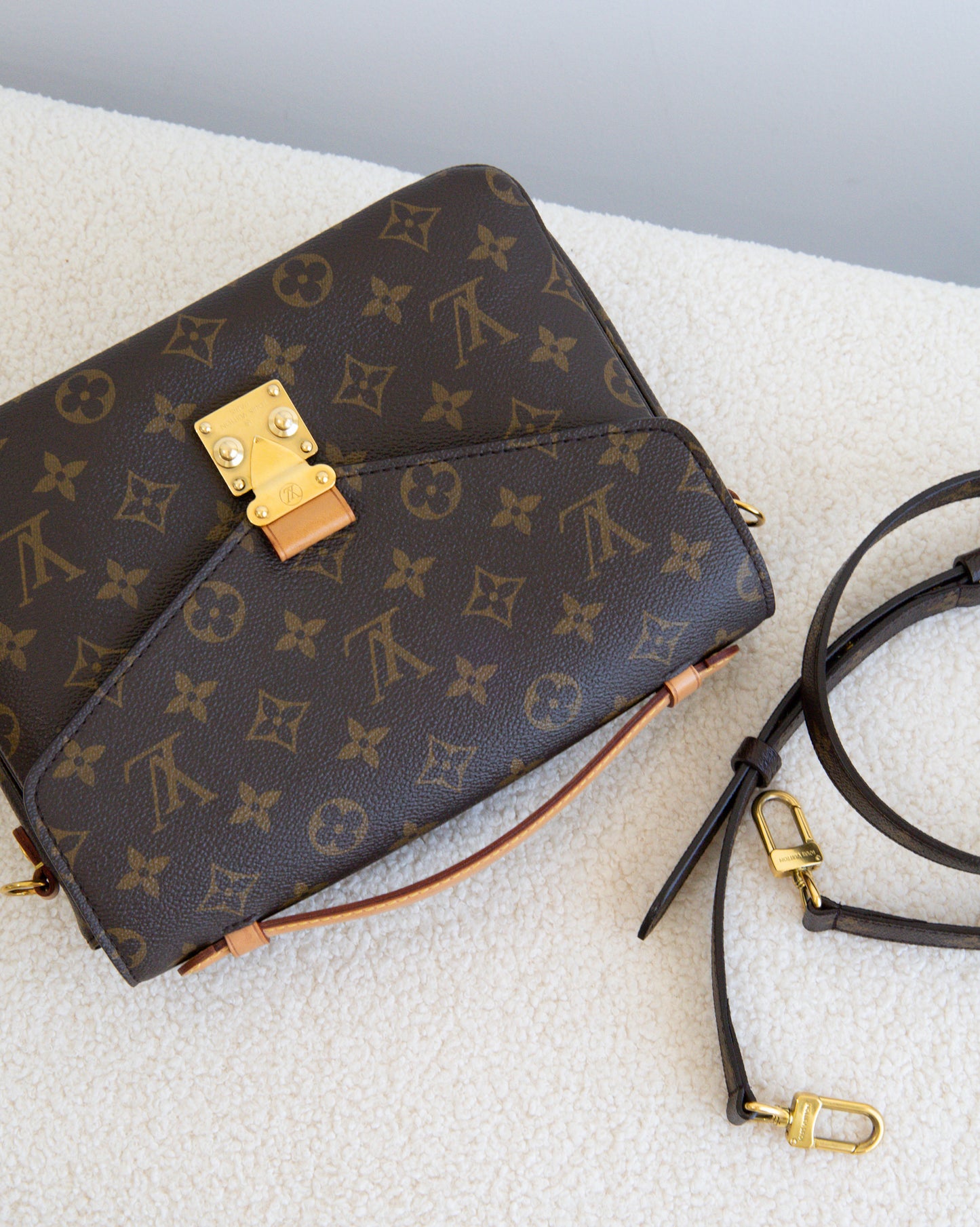 LOUIS VUITON Pochette Metis