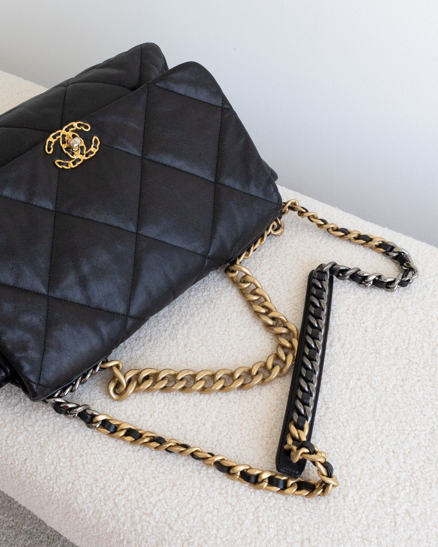 CHANEL 19 Maxi