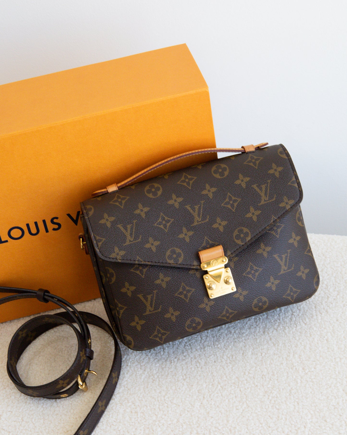 LOUIS VUITON Pochette Metis