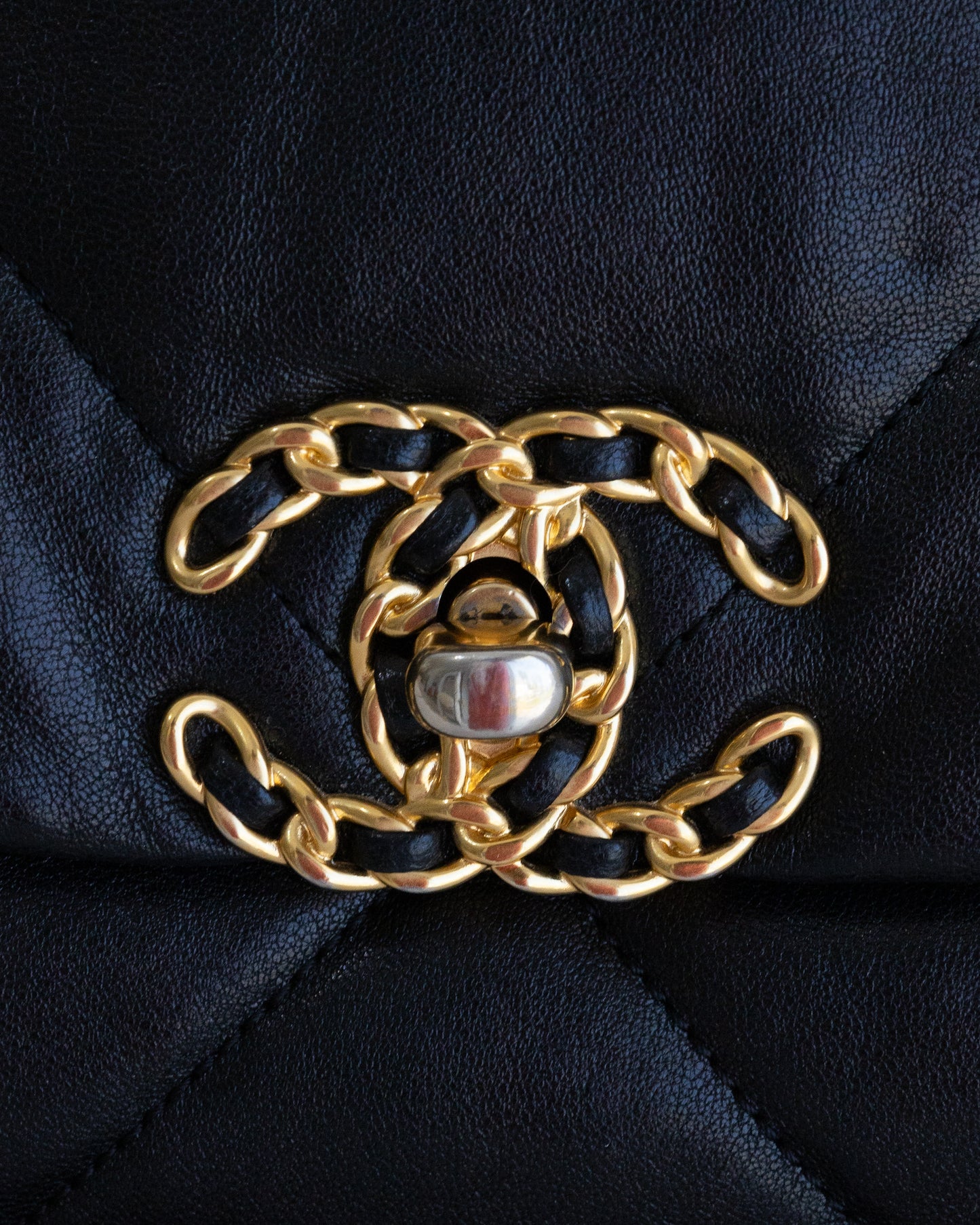 CHANEL 19 Maxi