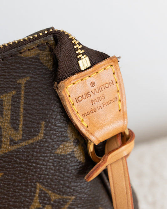 LOUIS VUITTON Pochette Accessoires