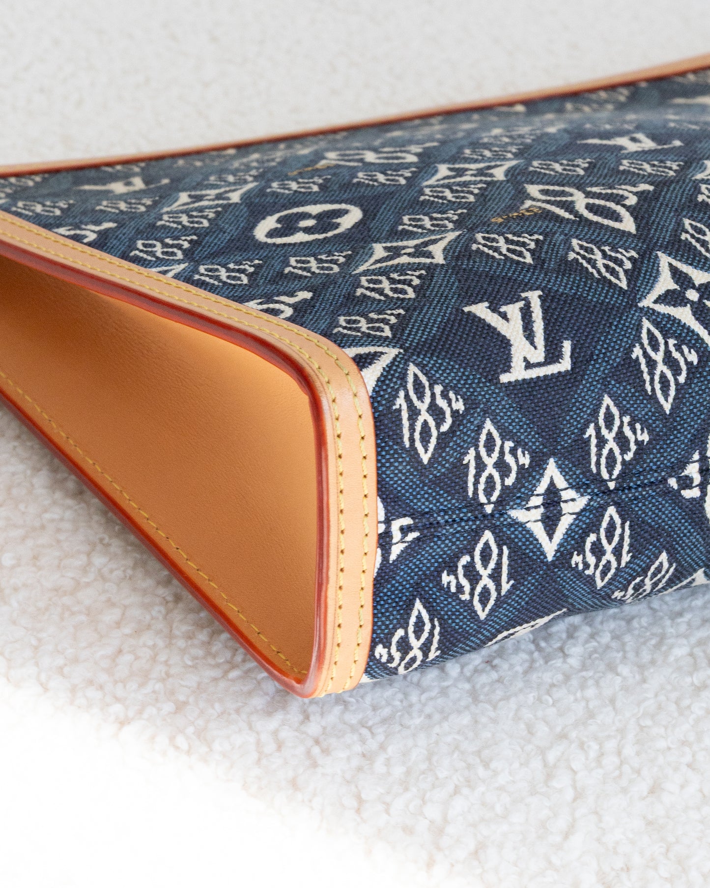 LOUIS VUITTON Pouch 26