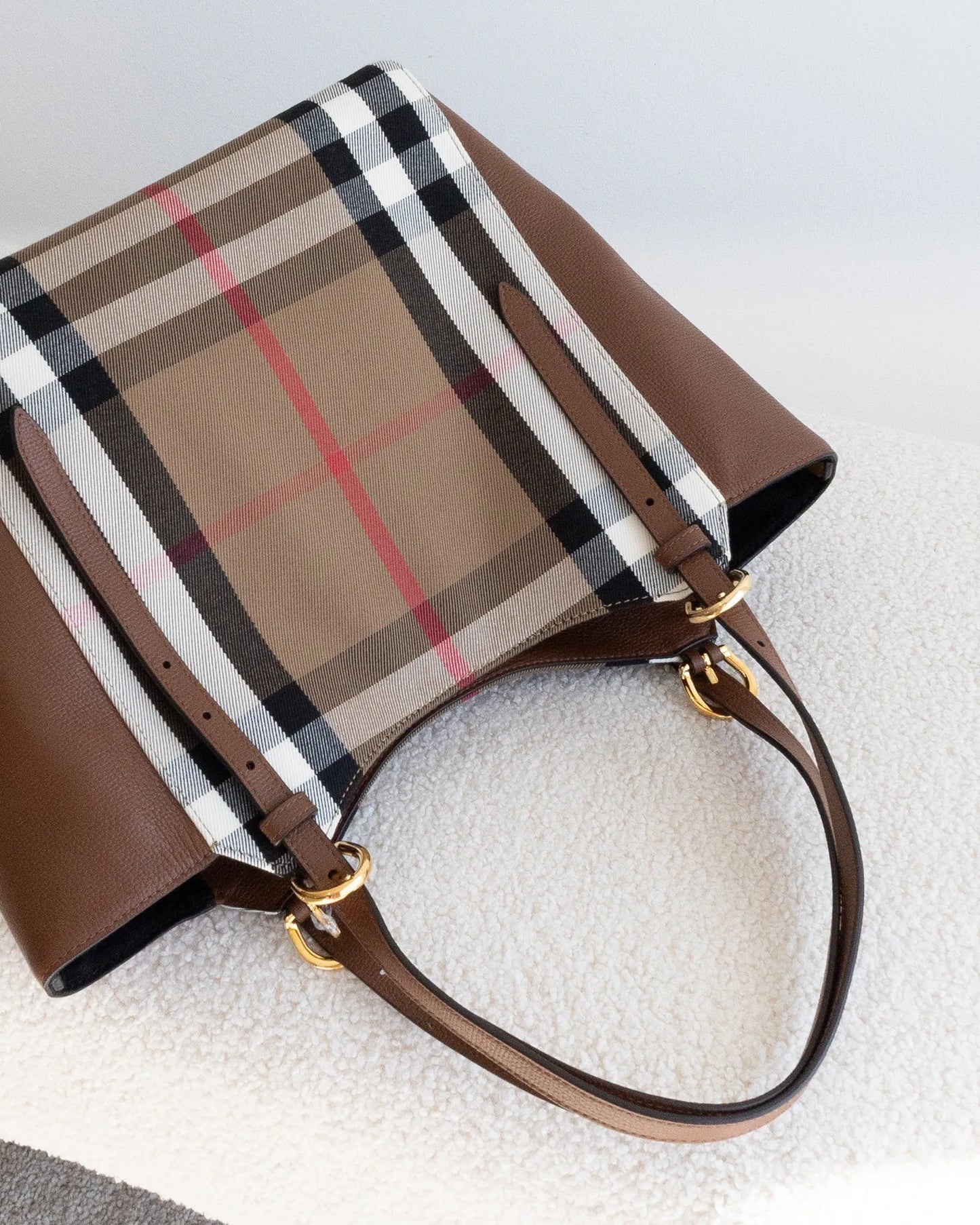 BURBERRY Tote - THE VOG CLOSET