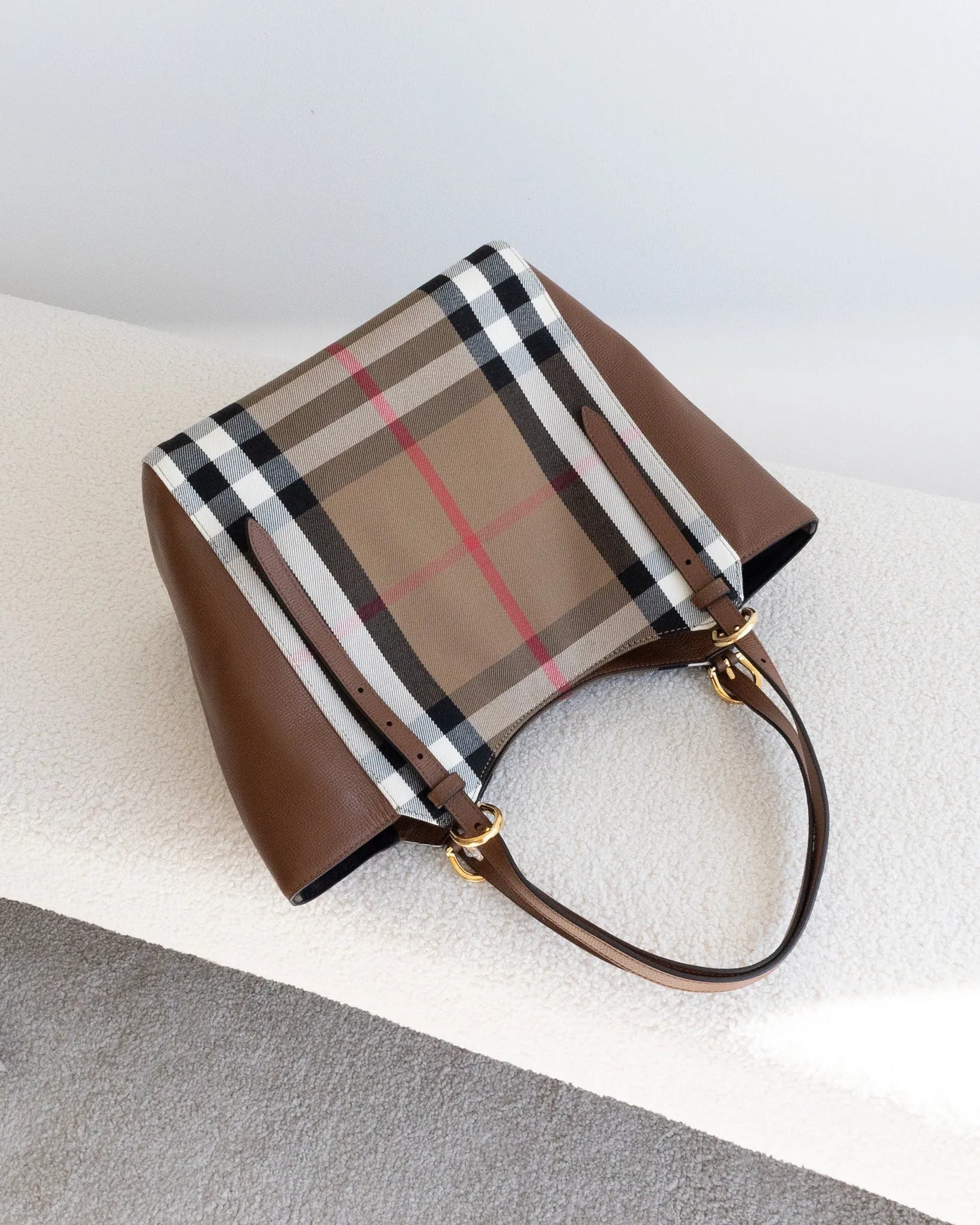 BURBERRY Tote - THE VOG CLOSET