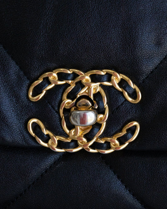 CHANEL 19 Maxi - THE VOG CLOSET