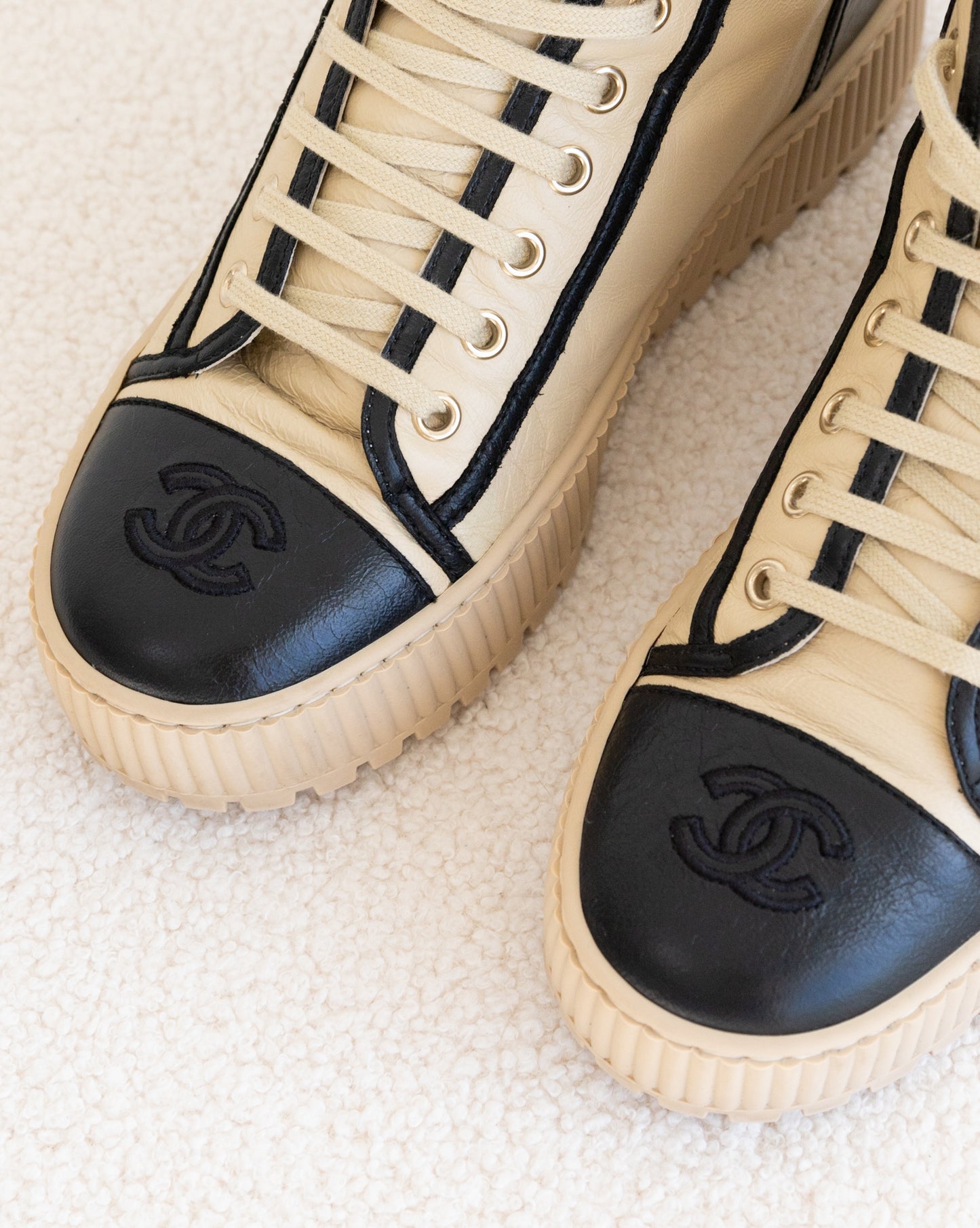 CHANEL Sneakers 37,5 - THE VOG CLOSET