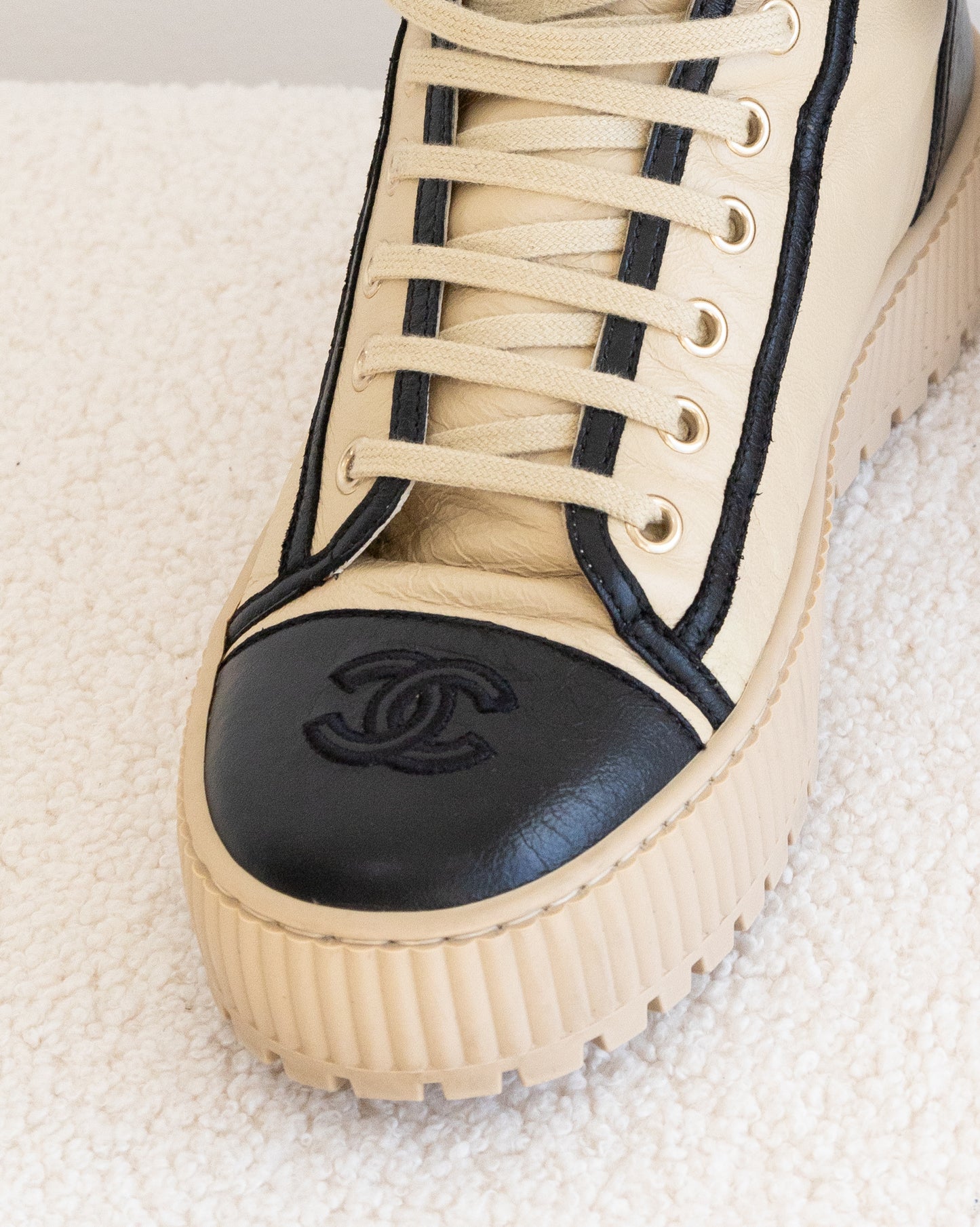 CHANEL Sneakers 37,5 - THE VOG CLOSET
