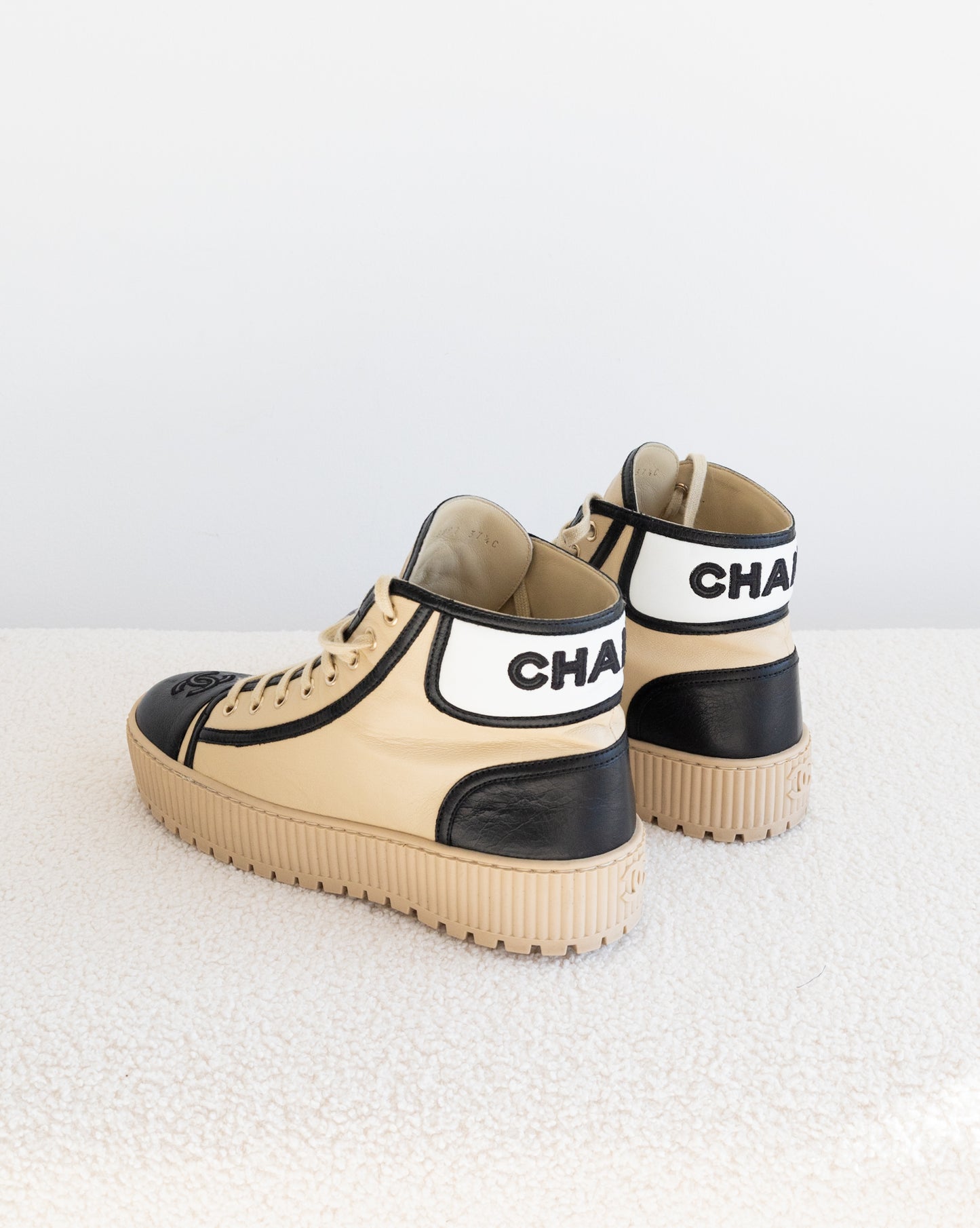 CHANEL Sneakers 37,5 - THE VOG CLOSET