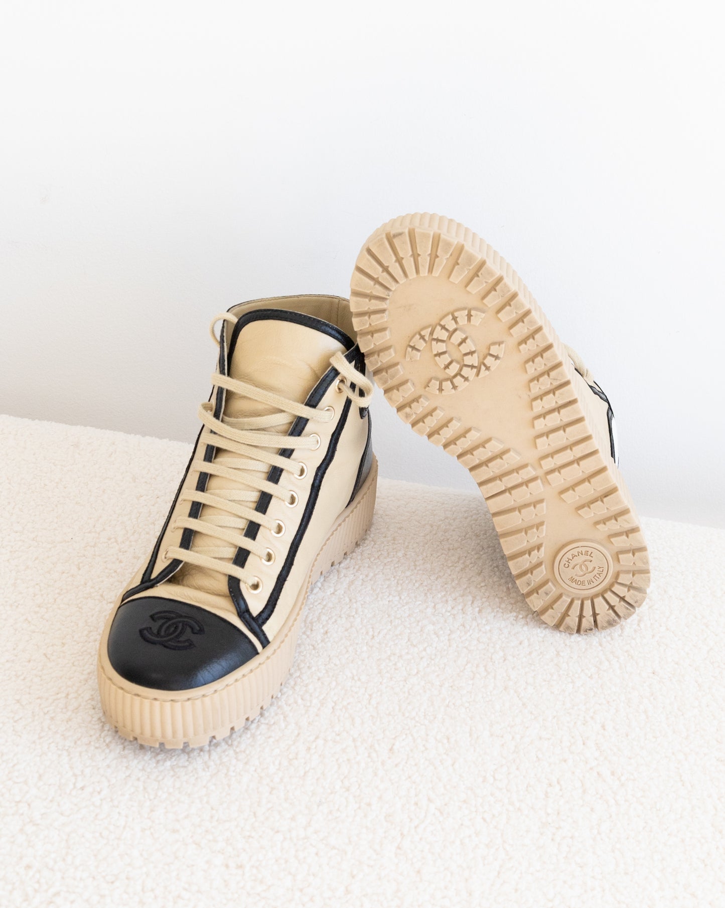 CHANEL Sneakers 37,5 - THE VOG CLOSET