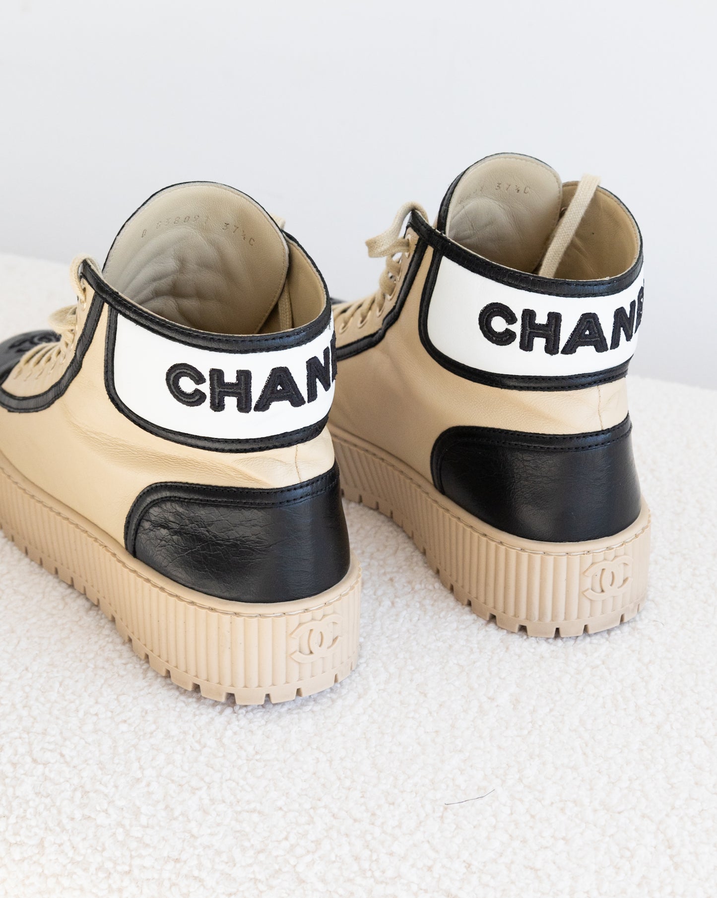 CHANEL Sneakers 37,5 - THE VOG CLOSET