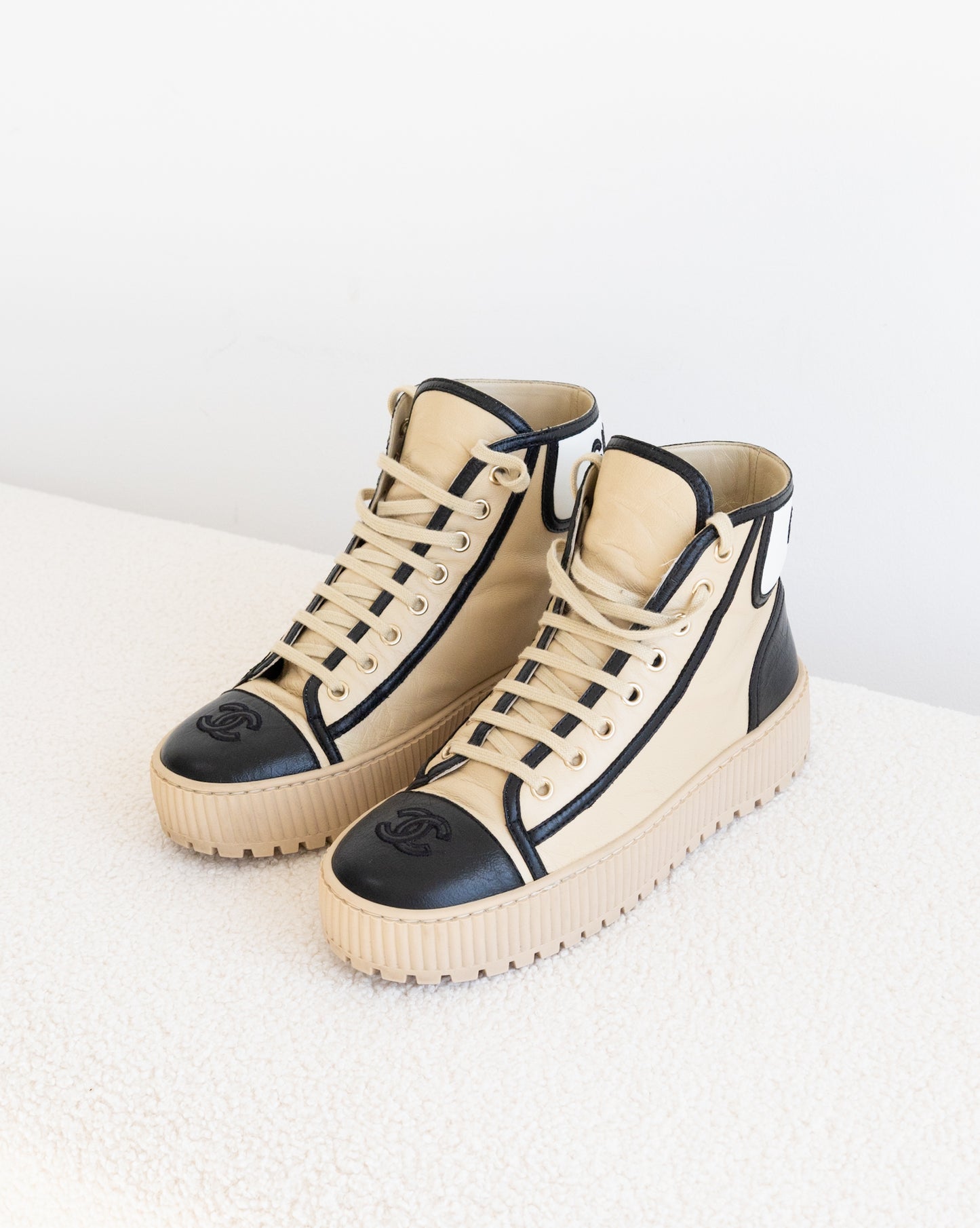 CHANEL Sneakers 37,5 - THE VOG CLOSET