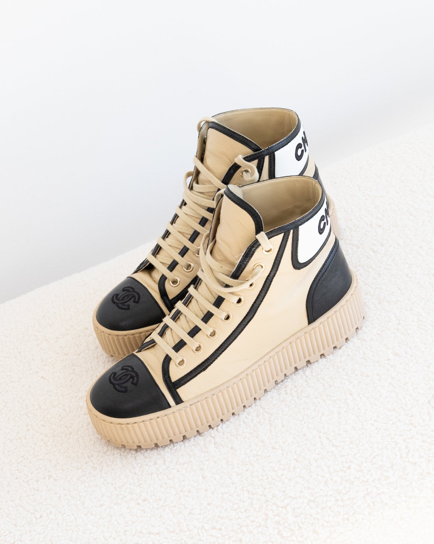 CHANEL Sneakers 37,5 - THE VOG CLOSET
