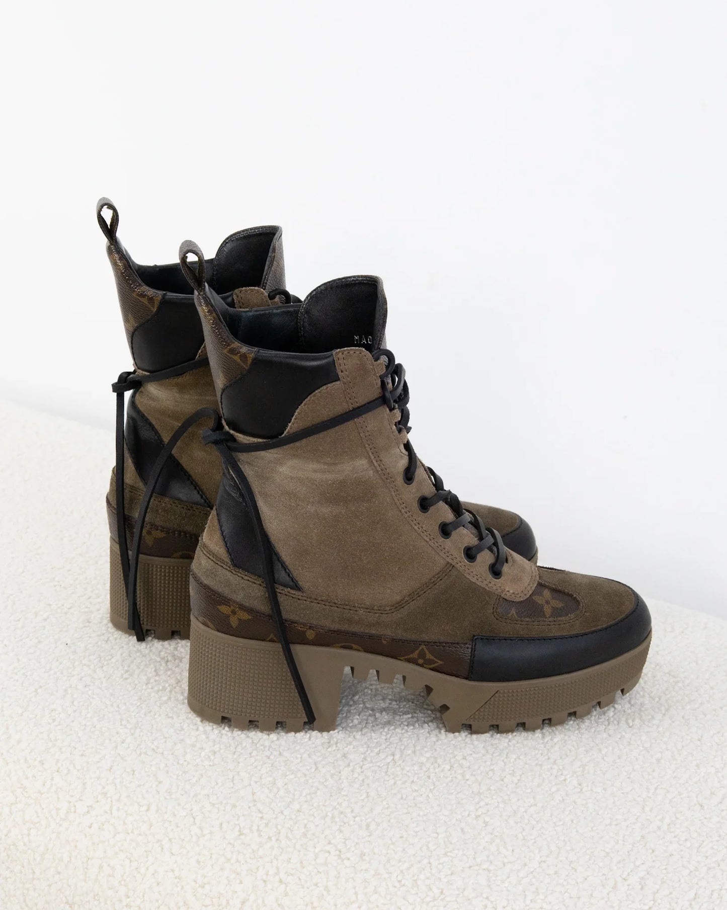 LOUIS VUITTON Desert Boots 38 - THE VOG CLOSET