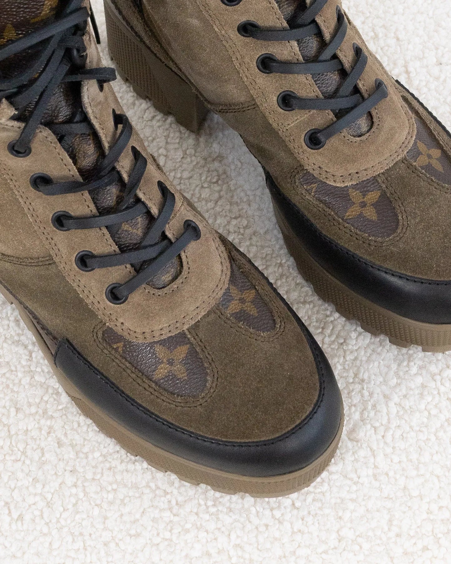 LOUIS VUITTON Desert Boots 38 - THE VOG CLOSET