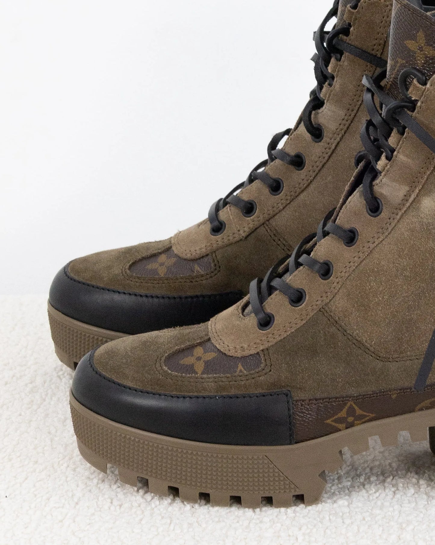 LOUIS VUITTON Desert Boots 38 - THE VOG CLOSET