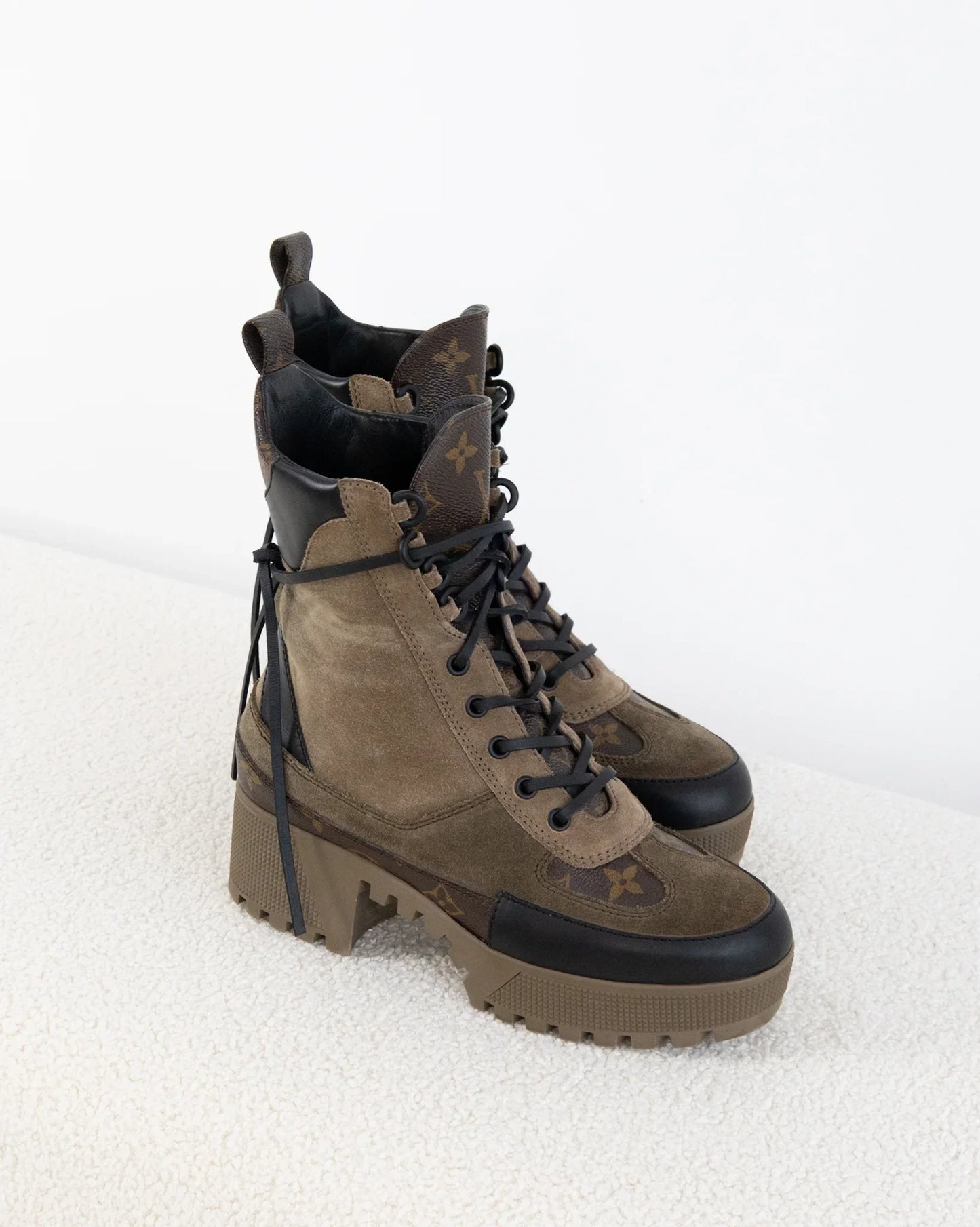 LOUIS VUITTON Desert Boots 38 - THE VOG CLOSET