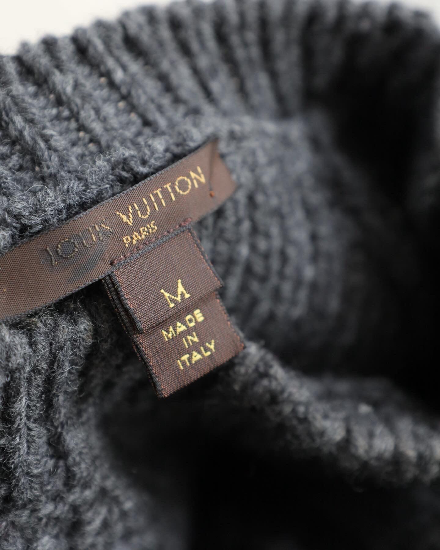 LOUIS VUITTON Poncho M - THE VOG CLOSET