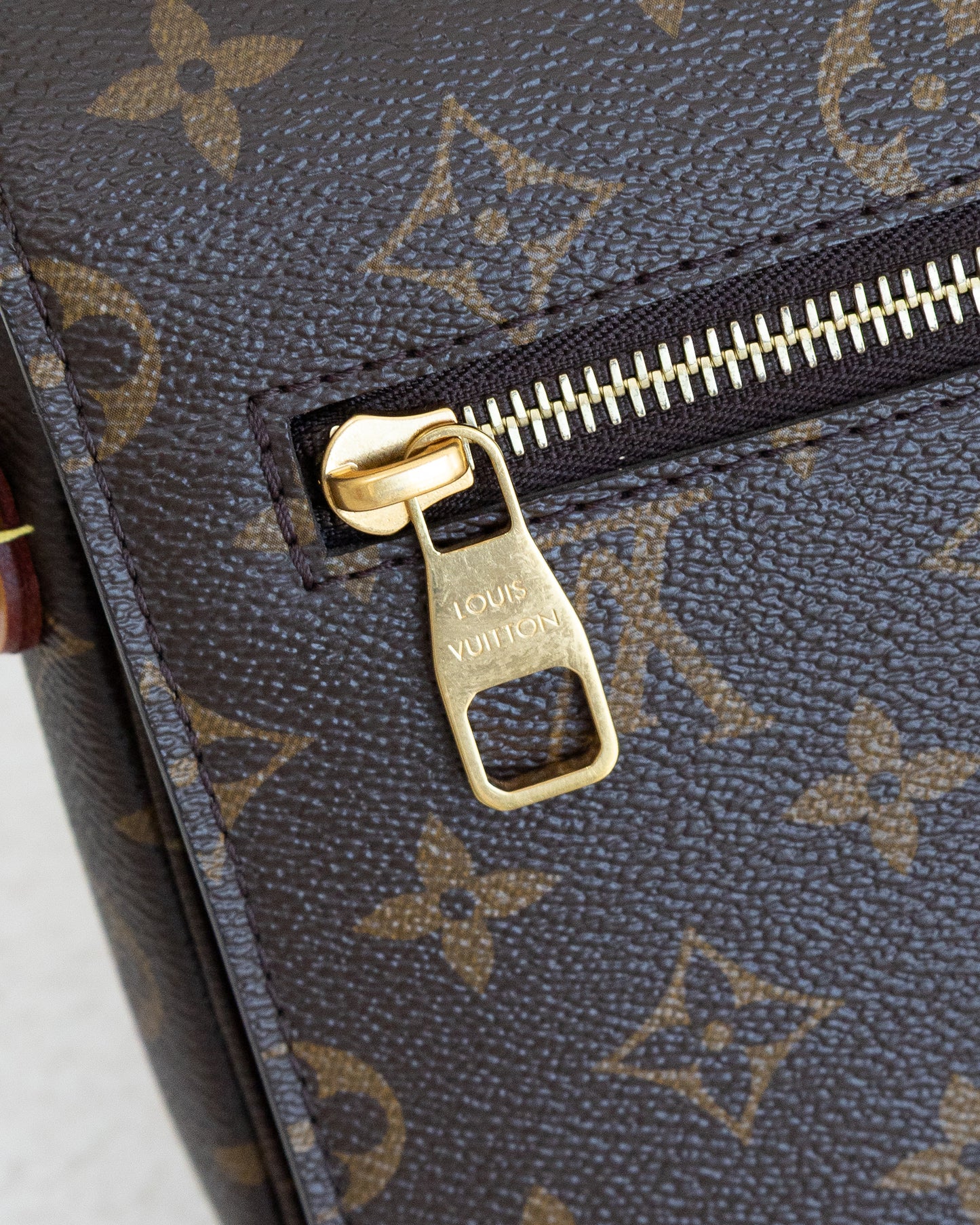 LOUIS VUITTON Pochette Metis