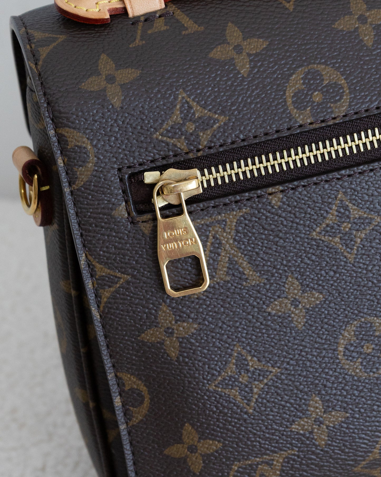 LOUIS VUITTON Pochette Metis