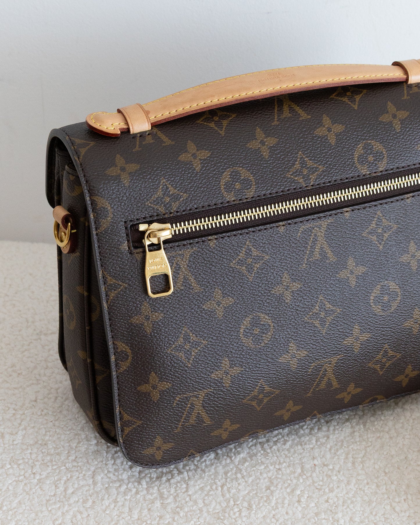 LOUIS VUITTON Pochette Metis