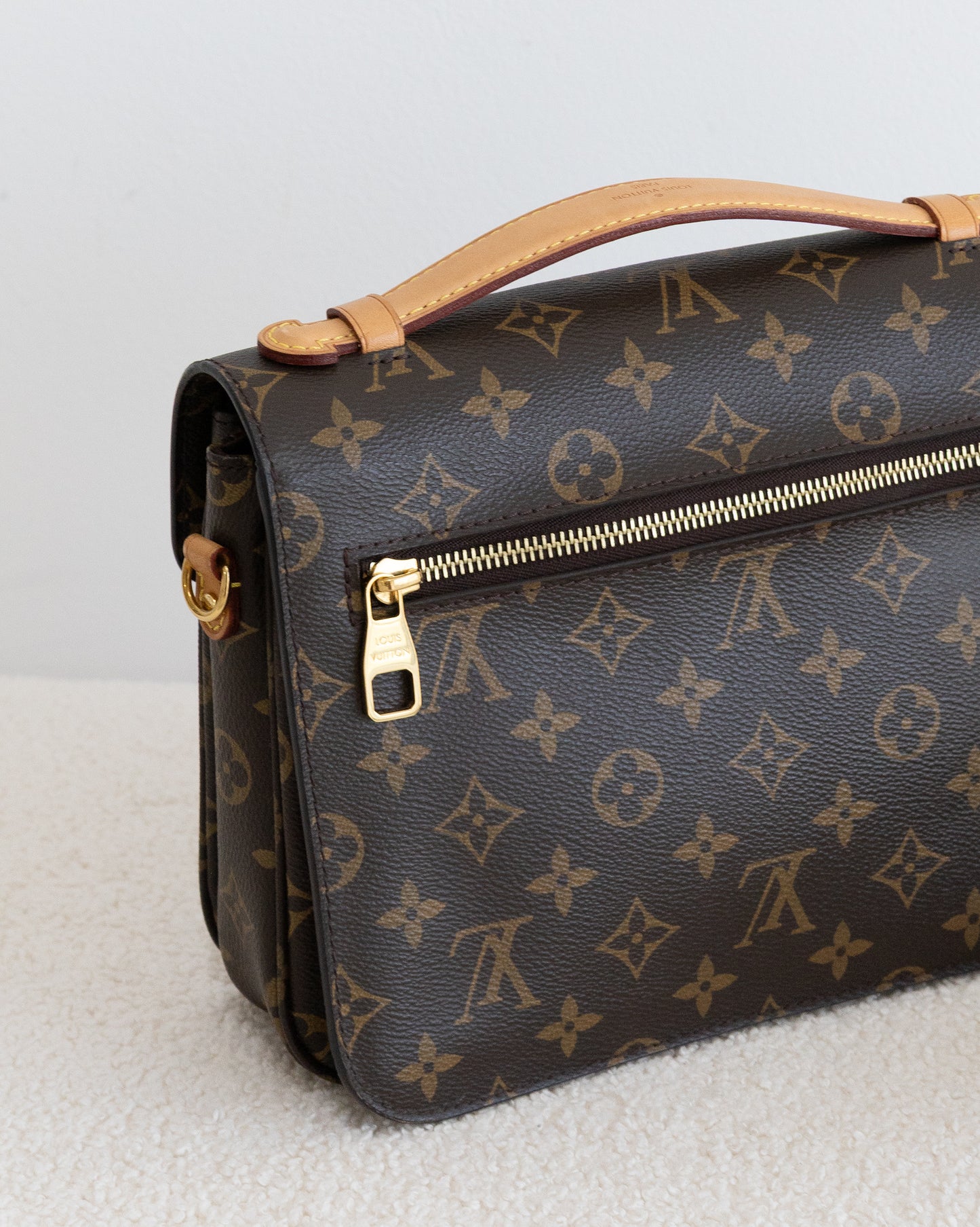 LOUIS VUITTON Pochette Metis