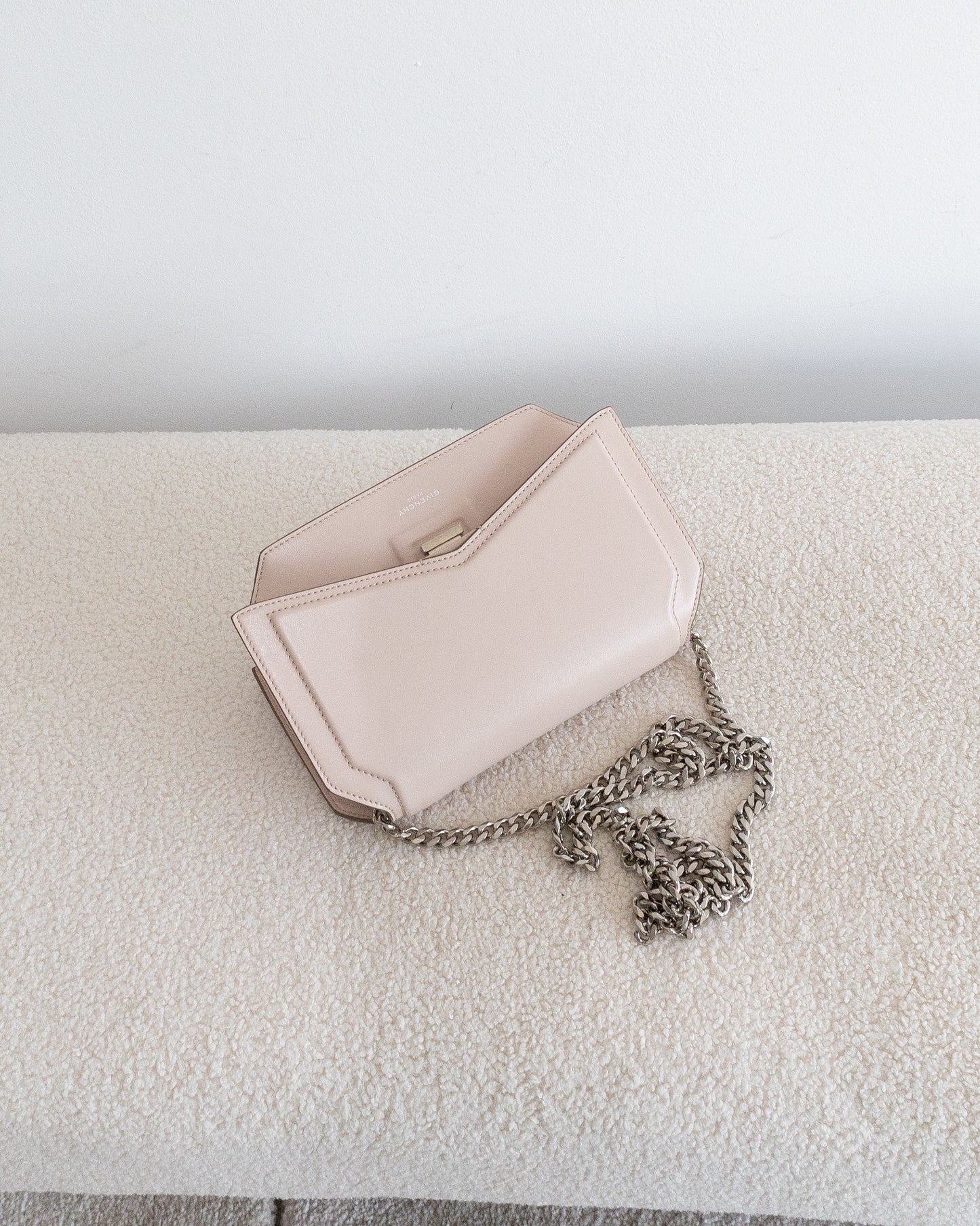 GIVENCHY Bow Cut