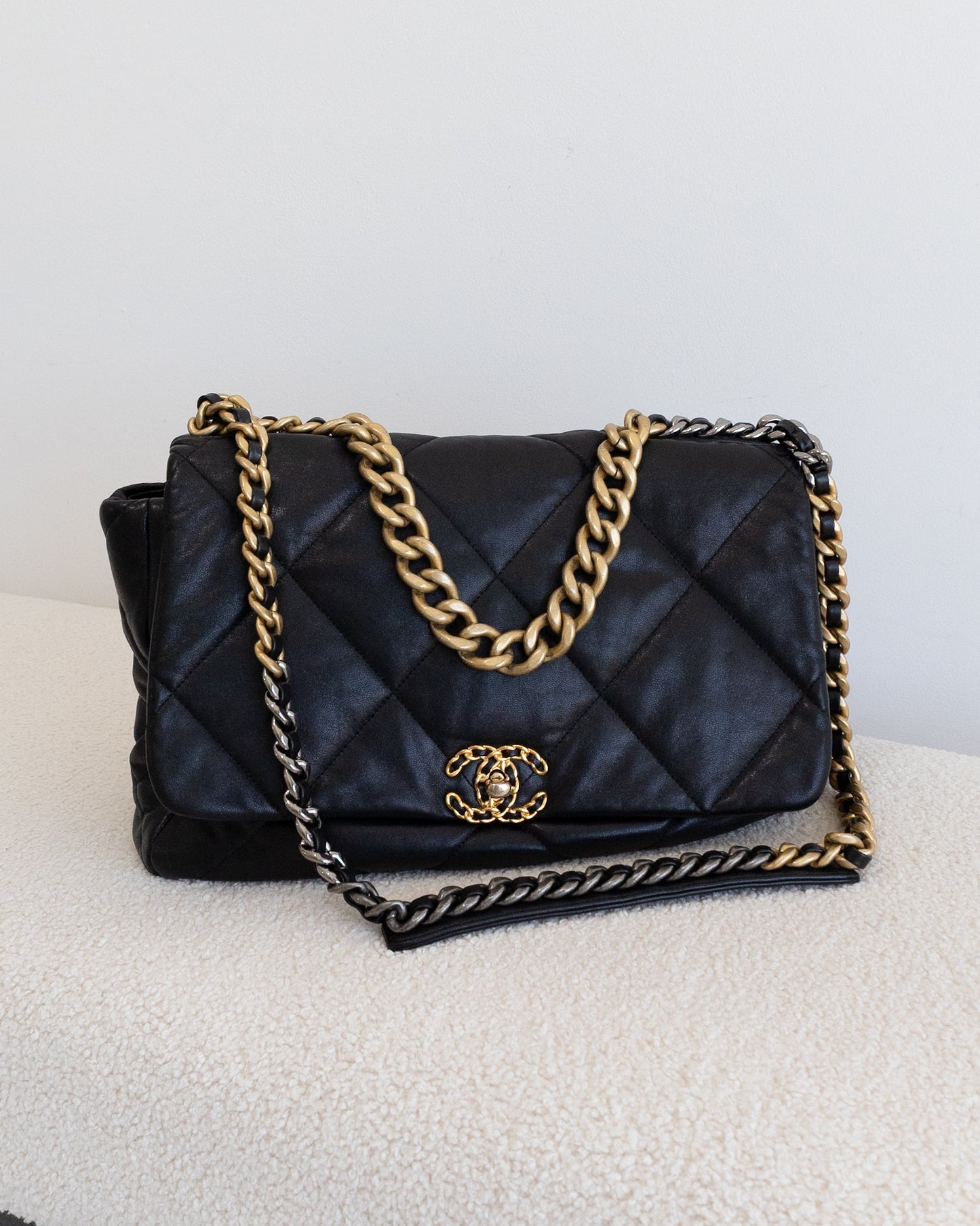 CHANEL 19 Maxi