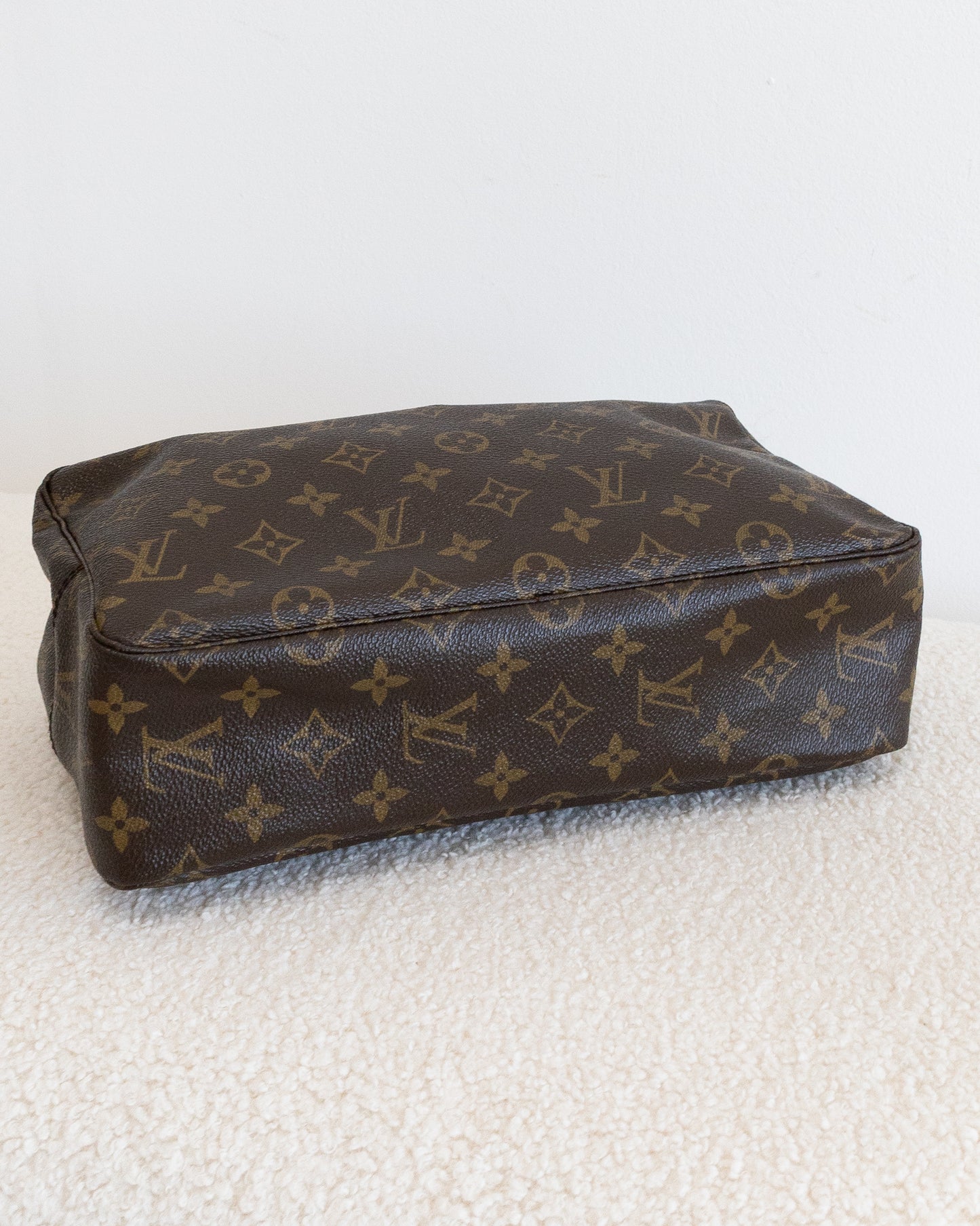 LOUIS VUITTON Trousse Toilette 28