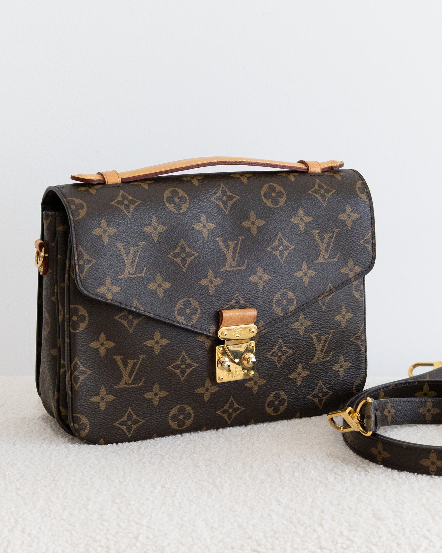 LOUIS VUITTON Pochette Metis
