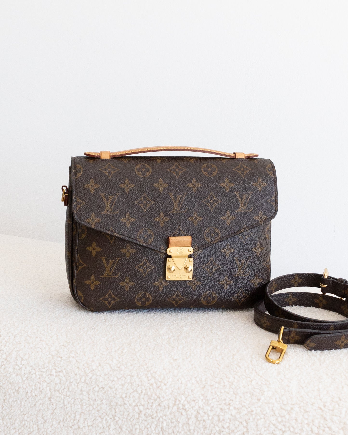 LOUIS VUITTON Pochette Metis