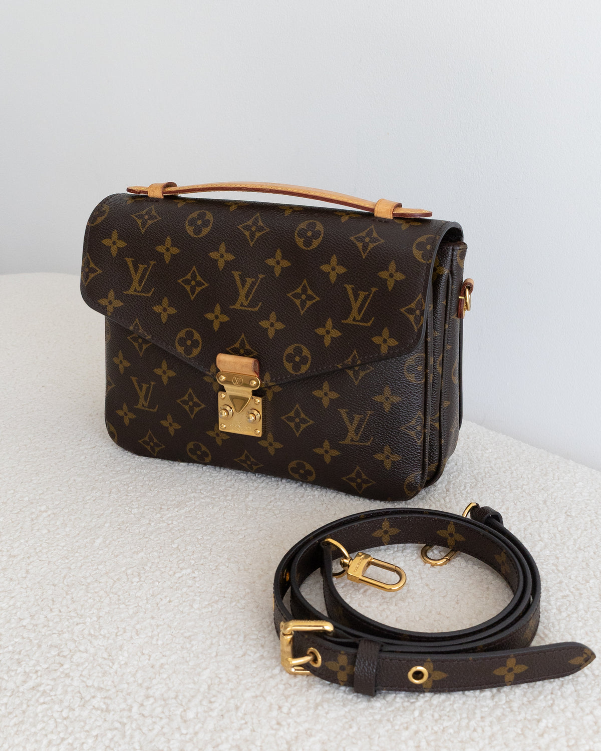 LOUIS VUITTON Pochette Metis