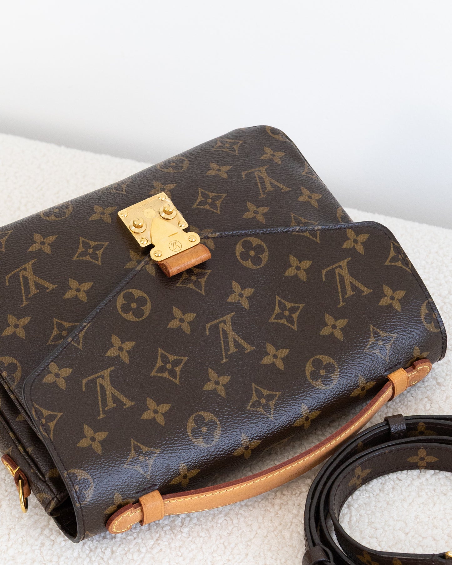 LOUIS VUITTON Pochette Metis