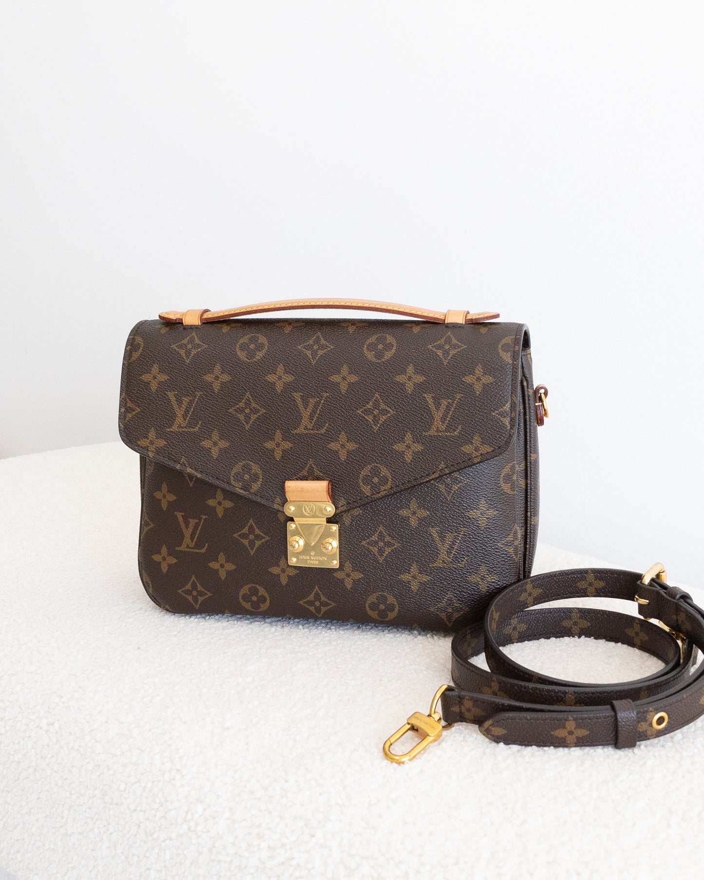 LOUIS VUITTON Pochette Metis