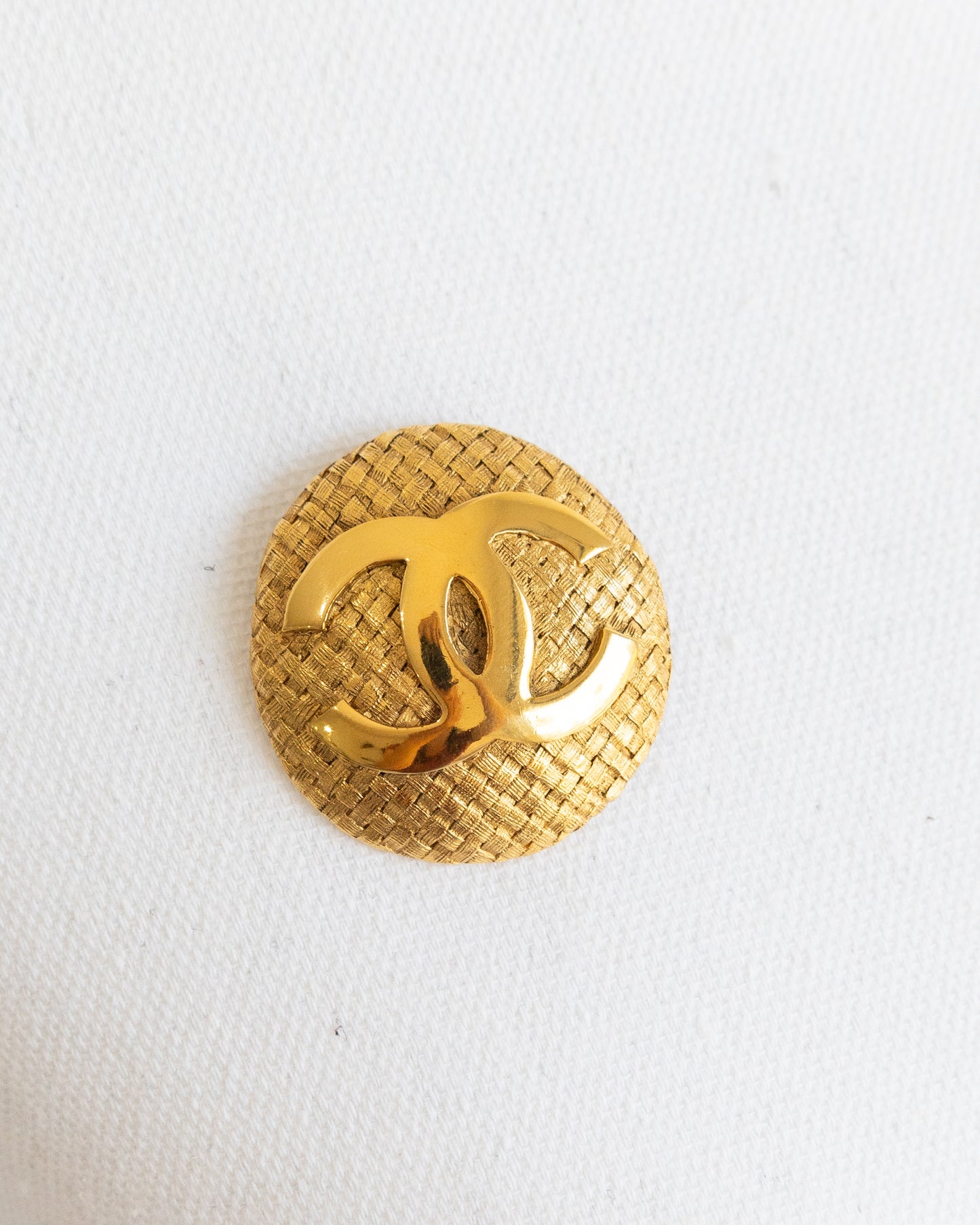 CHANEL CC Round Brooch
