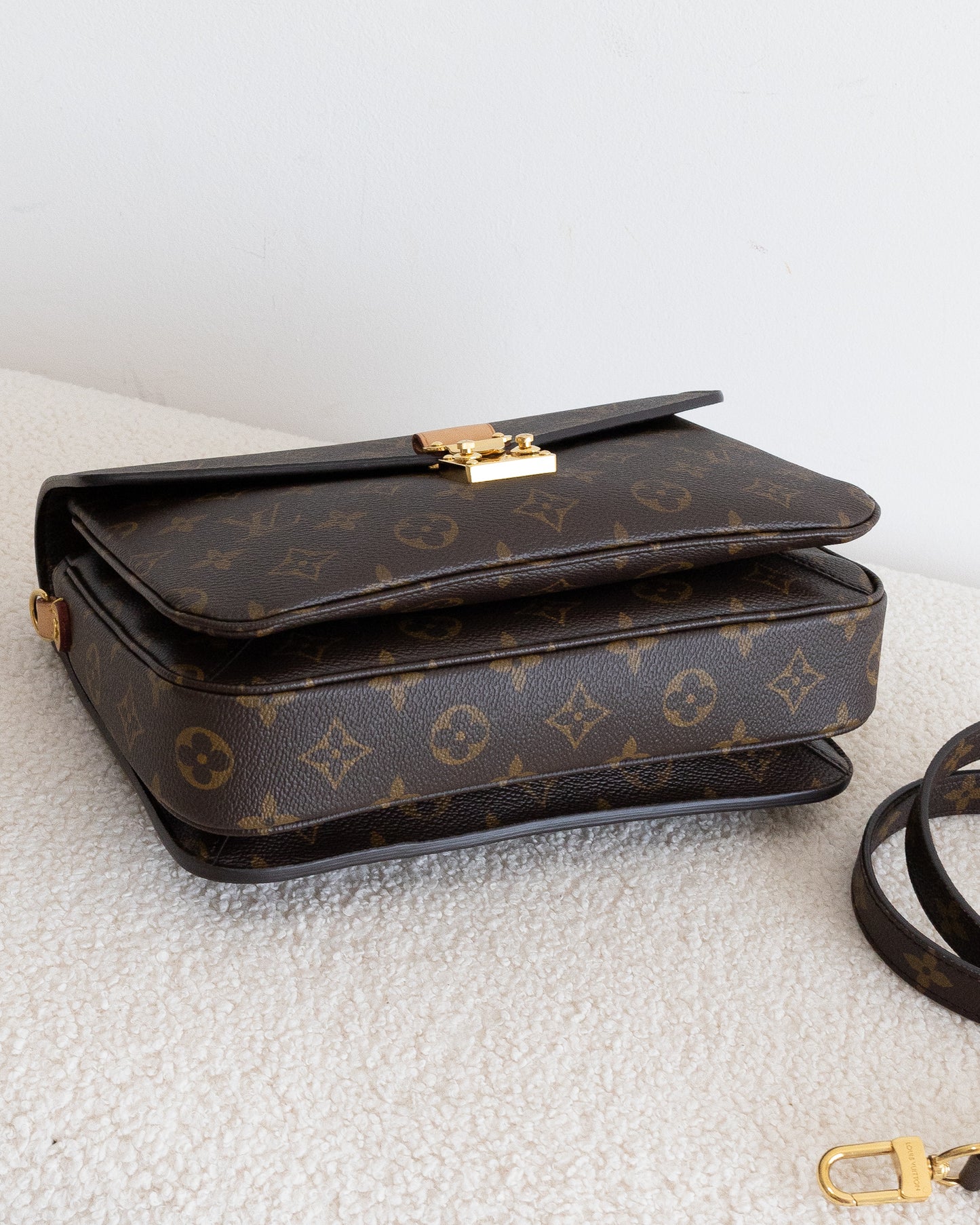 LOUIS VUITTON Pochette Metis
