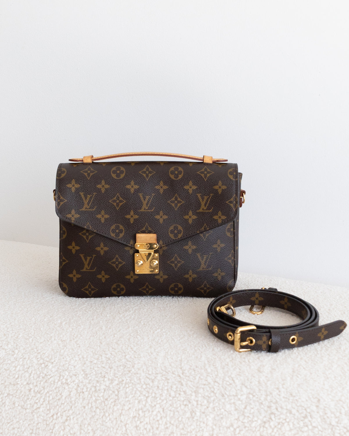 LOUIS VUITTON Pochette Metis