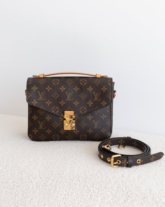 LOUIS VUITTON Pochette Metis