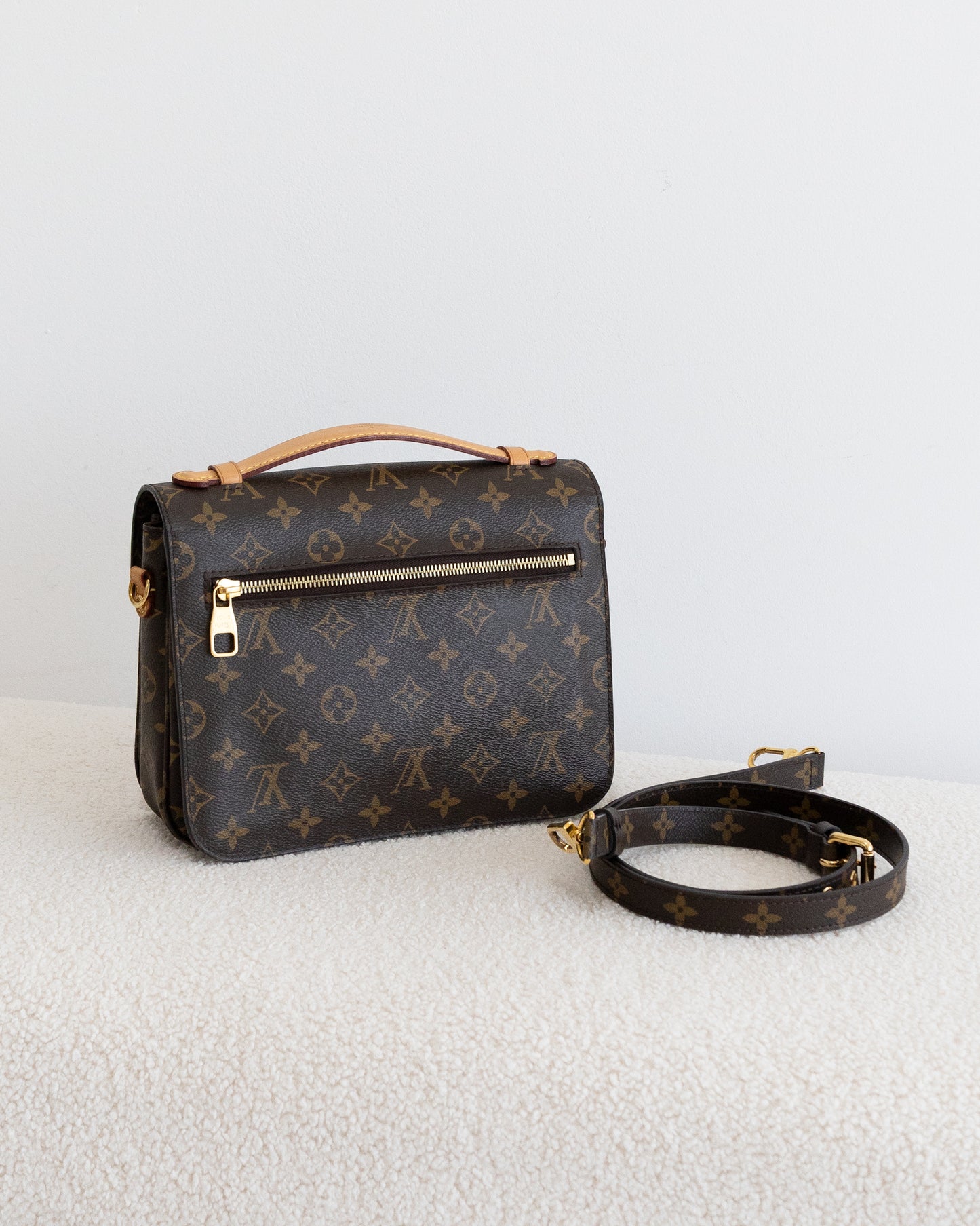 LOUIS VUITTON Pochette Metis
