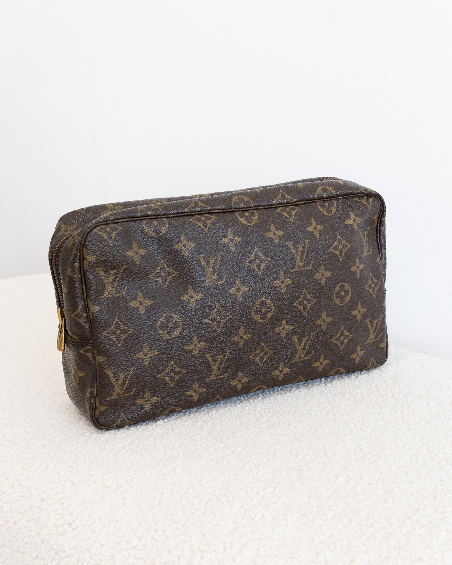 LOUIS VUITTON Trousse Toilette 28