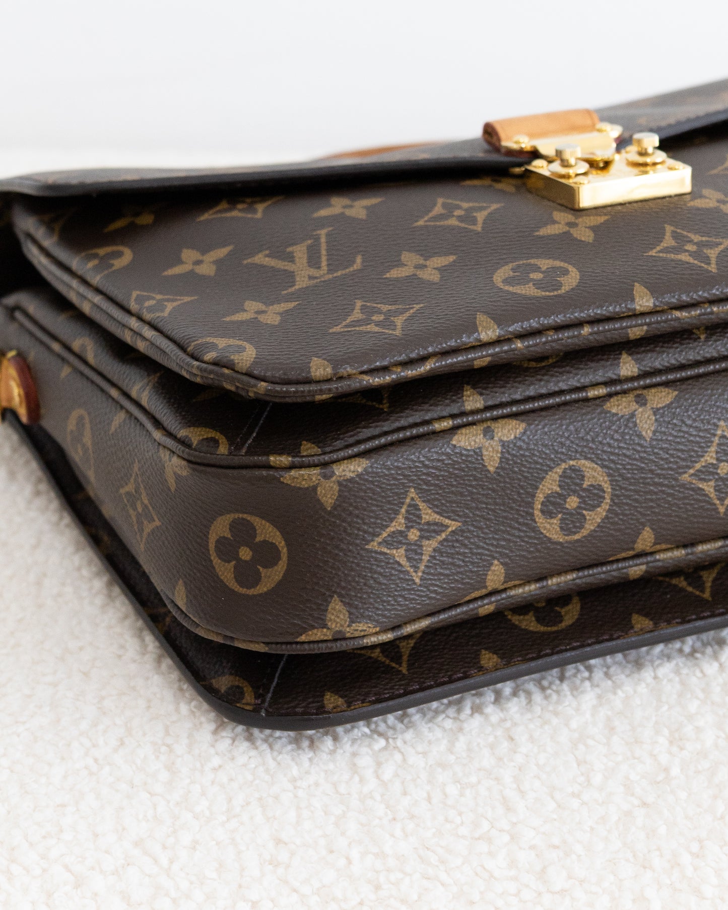 LOUIS VUITTON Pochette Metis