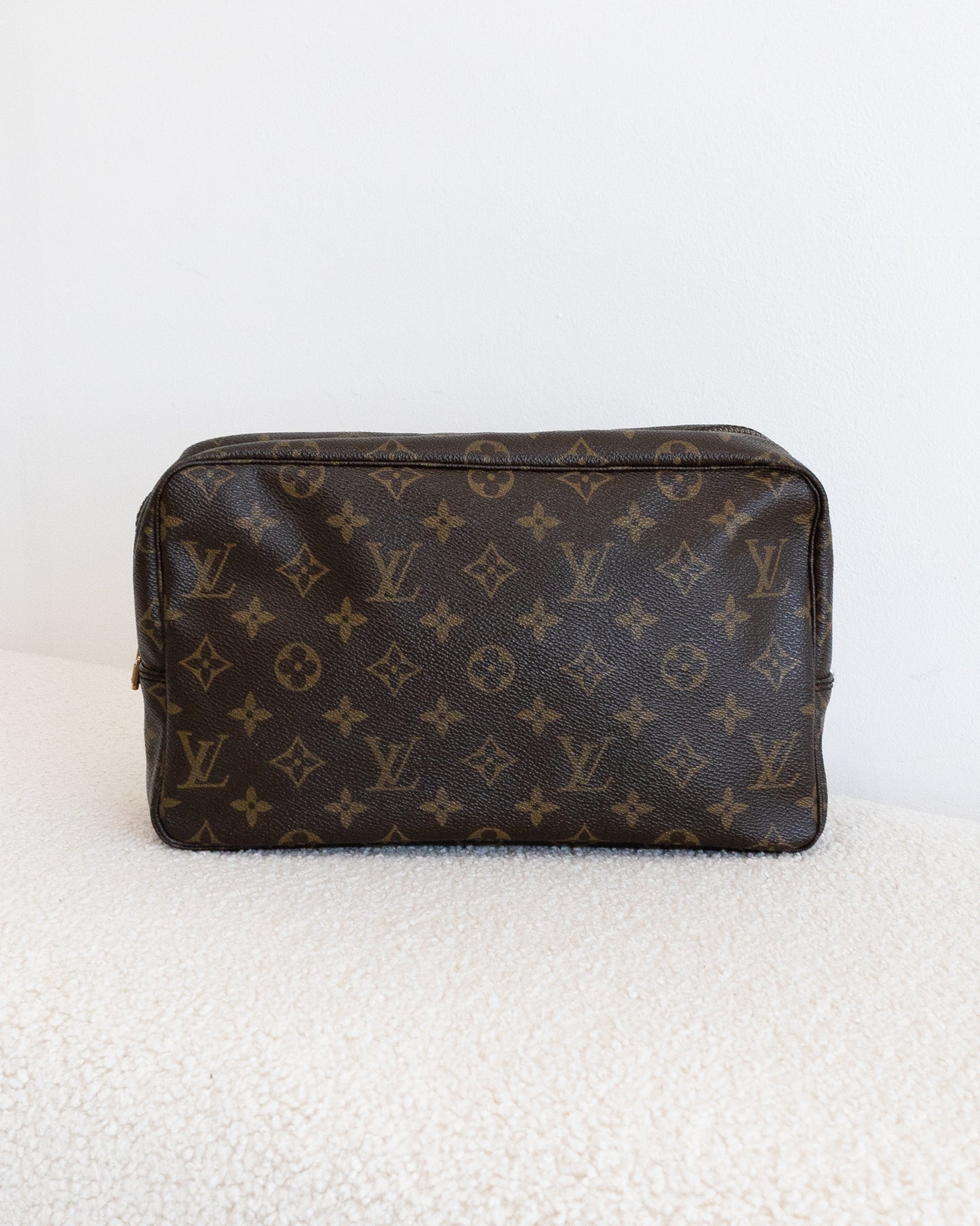 LOUIS VUITTON Trousse Toilette 28