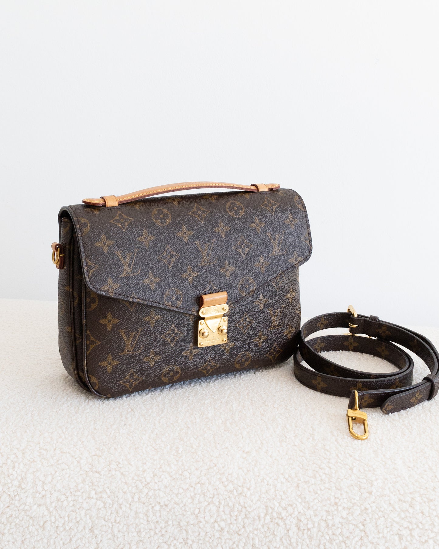 LOUIS VUITTON Pochette Metis