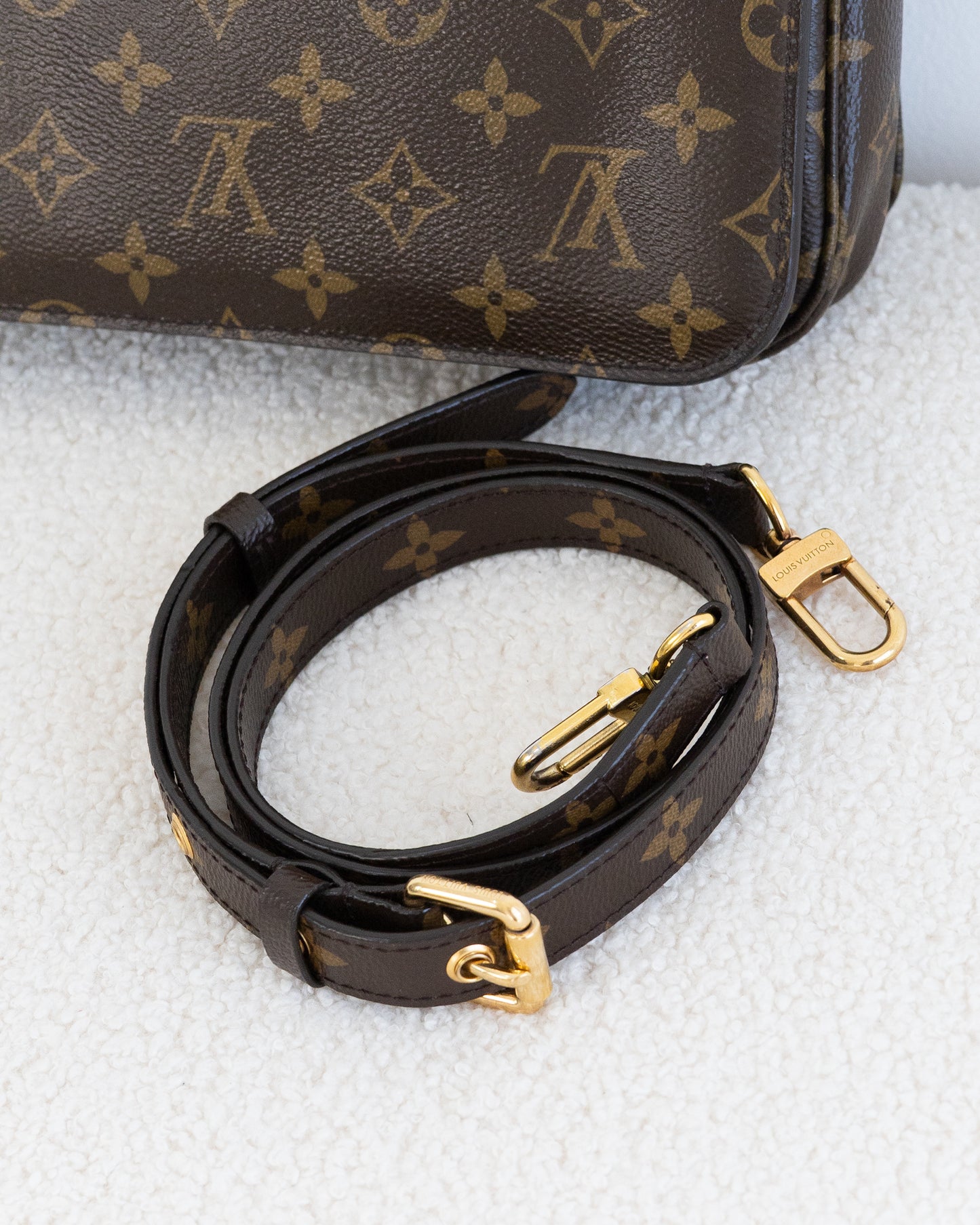 LOUIS VUITTON Pochette Metis