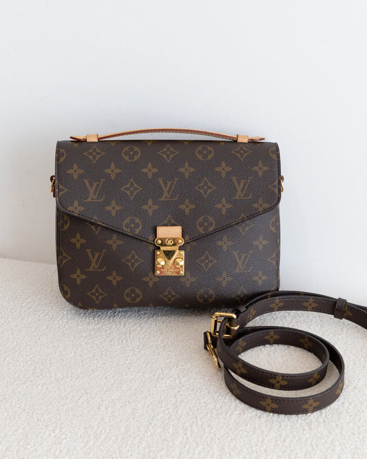 LOUIS VUITTON Pochette Metis